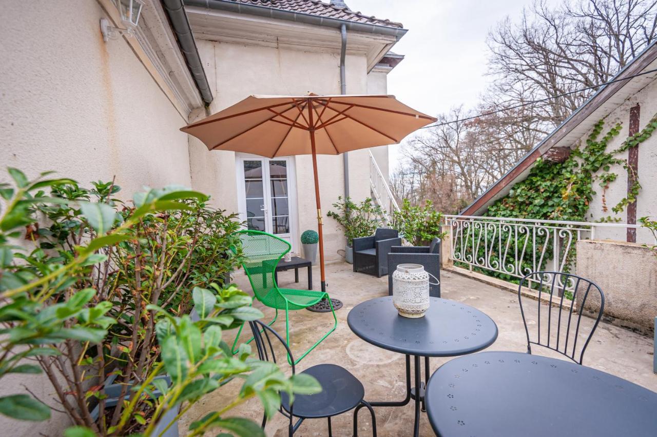 Chateau Des Ayes - Chambres & Suites Saint-Etienne-de-Saint-Geoirs Exterior photo